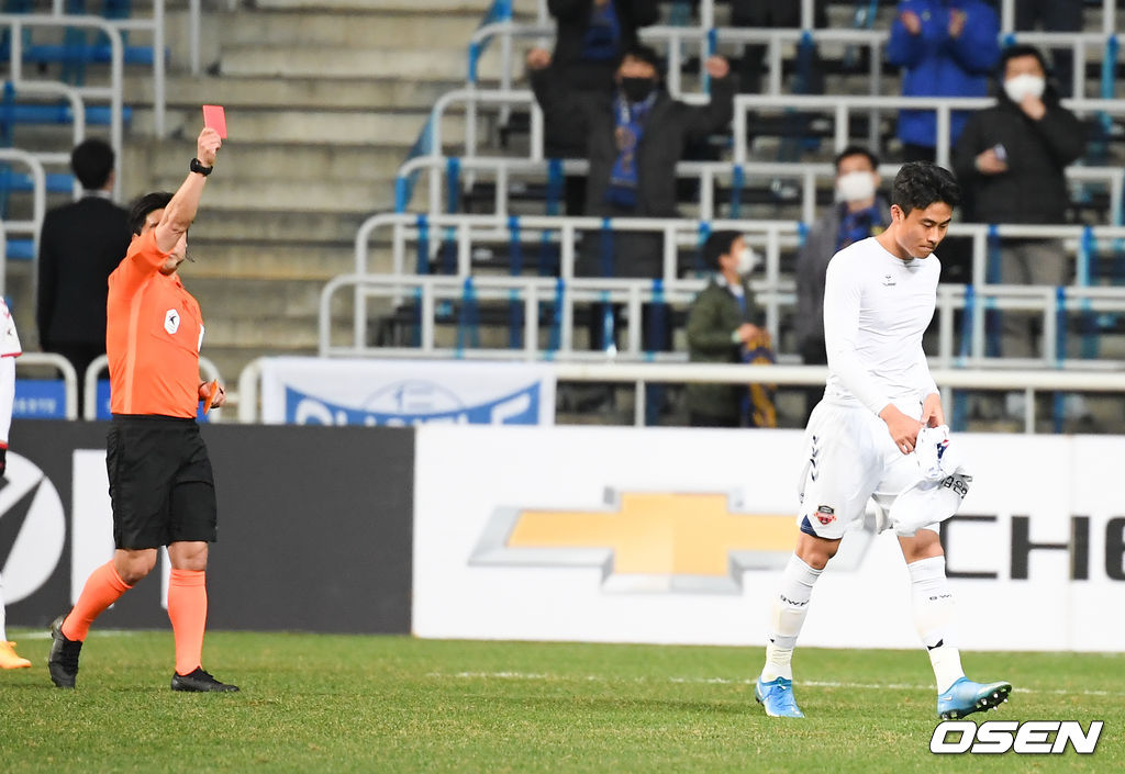 후반 수원FC 박지수가 경고누적으로 퇴장당하고 있다. / soul1014@osen.co.kr