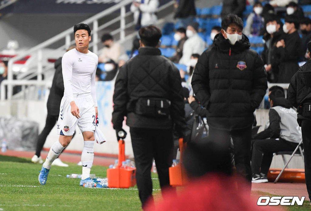 경고누적 퇴장 당하는 박지수와 아쉬워하는 수원FC 김도균 감독./ soul1014@osen.co.kr