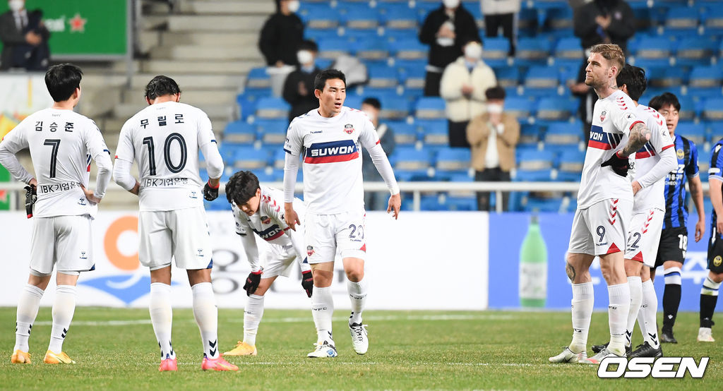 1-4로 대패한 FC 선수들이 아쉬워하고 있다. / soul1014@osen.co.kr
