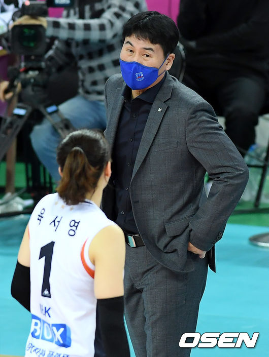 4세트 IBK기업은행 김우재 감독이 작전을 지시하고 있다. /cej@osen.co.kr