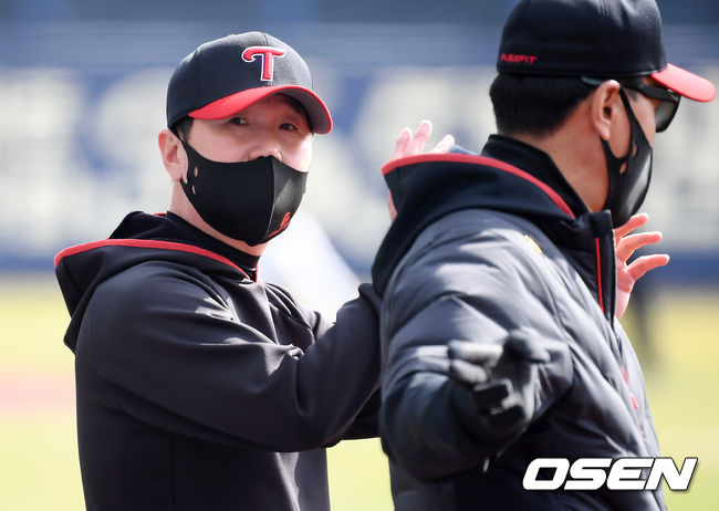 LG 류지현 감독이 훈련 중인 선수들을 지켜보고 있다. /cej@osen.co.kr