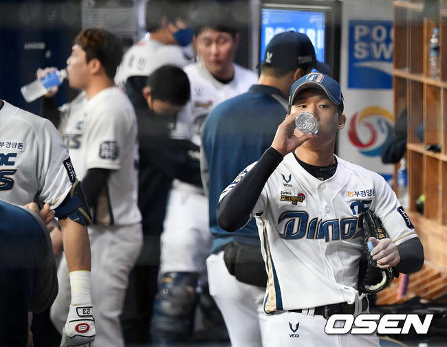 7회초 수비를 마친 NC 구창모가 더그아웃에서 물을 마시고 있다. /jpnews@osen.co.kr