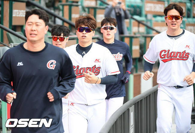 롯데 진명호와 구승민, 김원중, 최준용, 박진형이 사직구장 관중석을 돌며 러닝훈련하고 있다. / soul1014@osen.co.kr