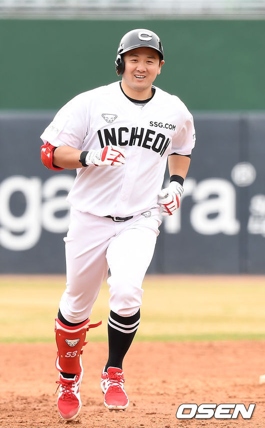 11일 오후 부산 사직구장에서 롯데 자이언츠와 SSG 랜더스의 연습경기가 진행됐다.3회초 2사 1,2루 SSG 최주환이 스리런 홈런을 때린 뒤 베이스를 돌고 있다. /youngrae@osen.co.kr