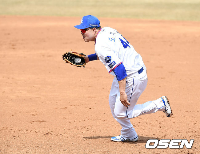14일 오후 대구 삼성라이온즈파크에서 삼성 라이온즈와 LG 트윈스의 연습경기가 열렸다.2회초 2사 2루 삼성 오재일이 LG 정주현의 타구를 잡아내고 있다. /youngrae@osen.co.kr
