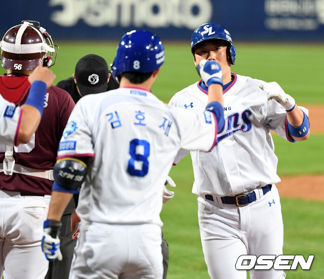 8회말 2사 2루에서 삼성 이원석이 좌월 투런 홈런을 치고 홈에서 동료들과 환호하고 있다./sunday@osen.co.kr