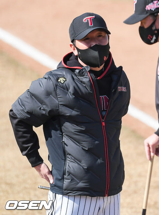 LG 류지현 감독이 포수들의 훈련을 지도하고 있다.   / soul1014@osen.co.kr
