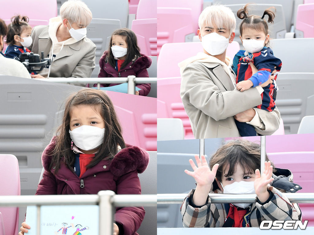 21년 3월 14일 오후 수원종합운동장축구장에서 ‘하나원큐 K리그1 2021’ 3라운드 수원FC와 성남FC의 경기, 경기장을 찾은 샤이니 민호가 수원FC 박주호의 자녀 진우군, 건후군, 나은양과 함께 응원을 하고 있다./sunday@osen.co.kr