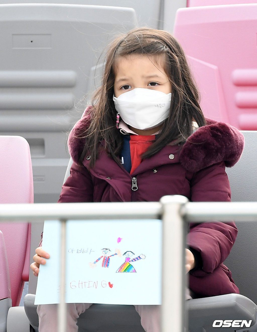 21년 3월 14일 오후 수원종합운동장축구장에서 ‘하나원큐 K리그1 2021’ 3라운드 수원FC와 성남FC의 경기, 경기에 앞서 수원FC 박주호의 자녀 나은양이 응원을 하고 있다. /sunday@osen.co.kr
