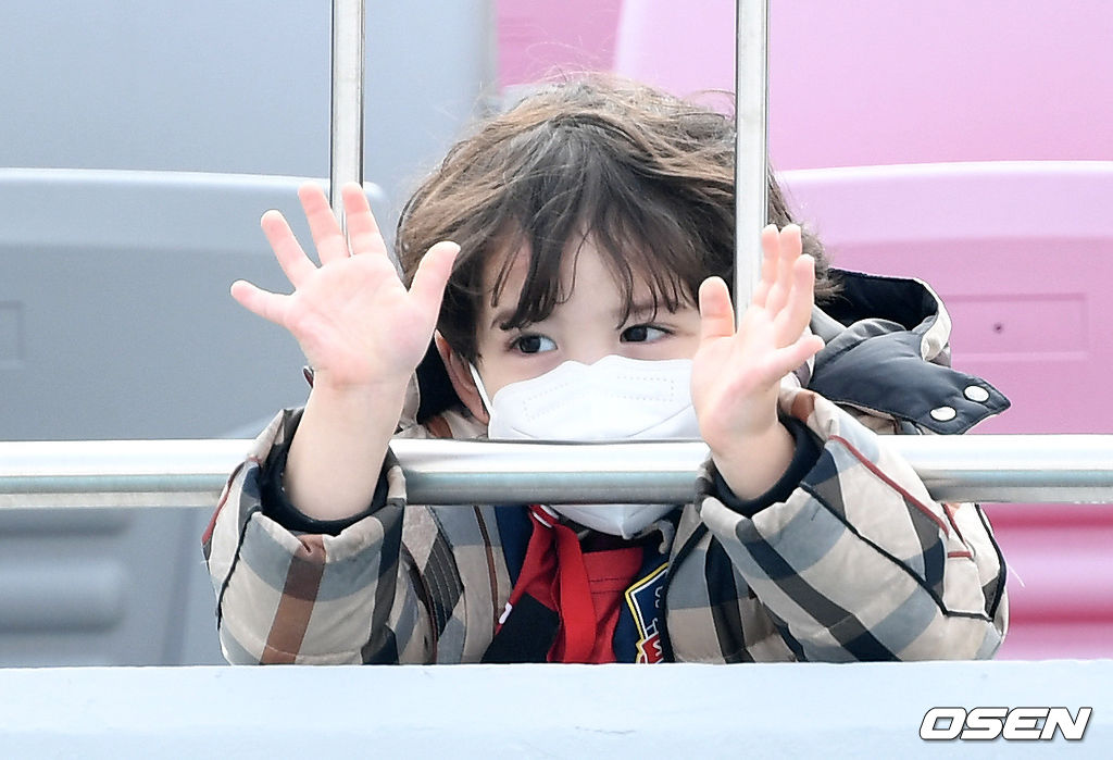 21년 3월 14일 오후 수원종합운동장축구장에서 ‘하나원큐 K리그1 2021’ 3라운드 수원FC와 성남FC의 경기, 경기에 앞서 수원FC 박주호의 자녀 건후군이 응원을 하고 있다. /sunday@osen.co.kr