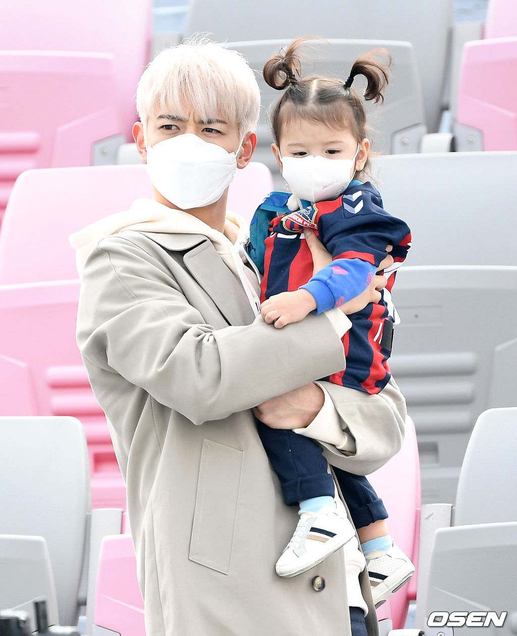 21년 3월 14일 오후 수원종합운동장축구장에서 ‘하나원큐 K리그1 2021’ 3라운드 수원FC와 성남FC의 경기, 경기에 앞서 샤이니 민호가 수원FC 박주호의 자녀 진호군을 안고 경기를 바라보고 있다. /sunday@osen.co.kr