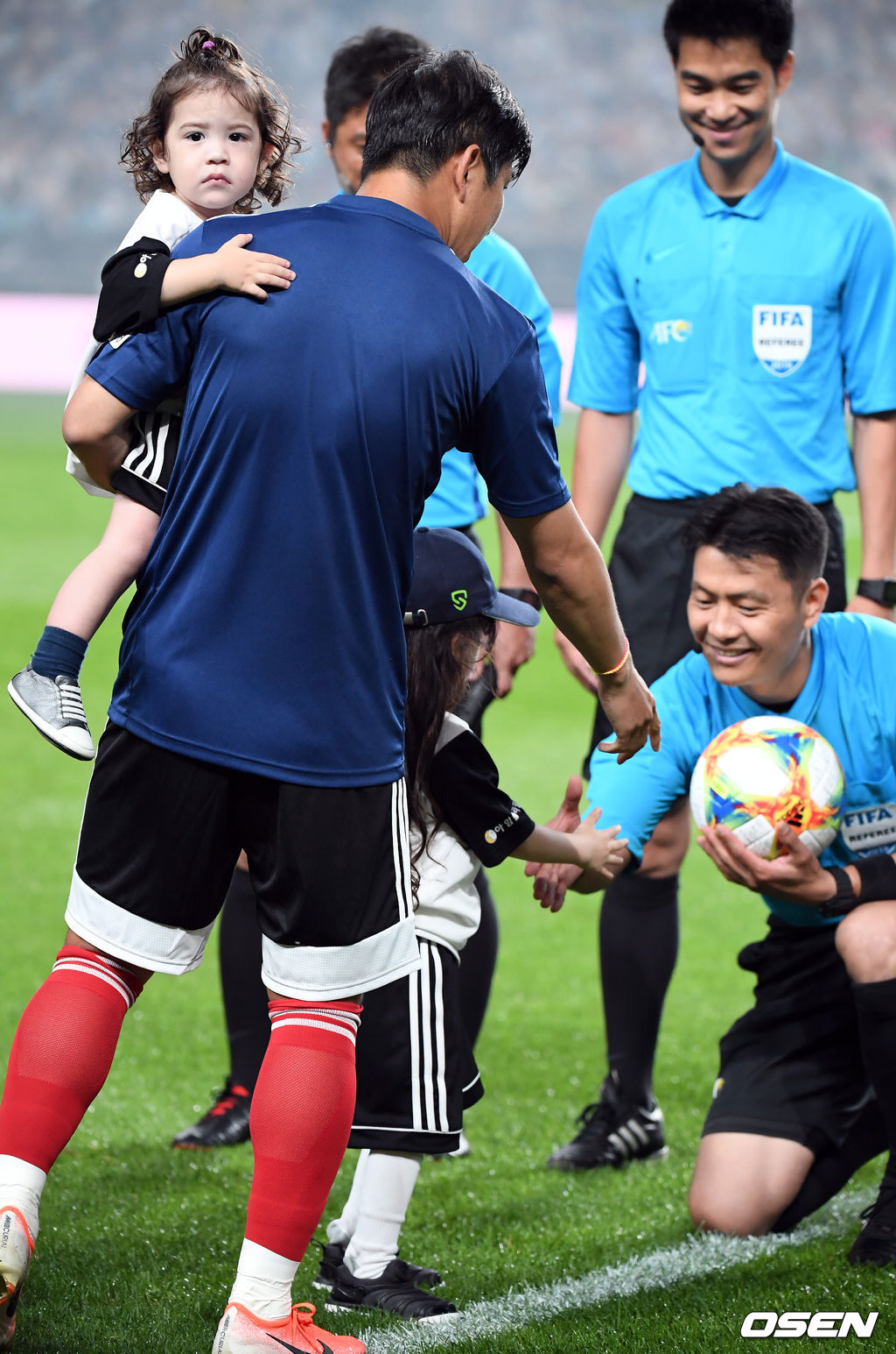 19년 7월 26일 서울월드컵경기장에서 ‘하나원큐 팀 K리그 vs 유벤투스FC’ 친선경기, 경기 전 박주호가 자녀 박나은, 박건우와 함께 입장하며 매치볼 전달을 하고 있다/rumi@osen.co.kr