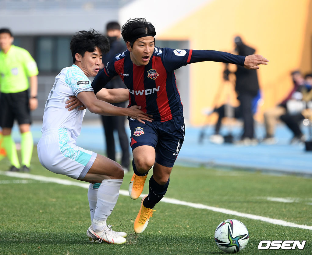 21년 3월 14일 오후 수원종합운동장축구장에서 ‘하나원큐 K리그1 2021’ 3라운드 수원FC와 성남FC의 경기, 후반 수원FC 박주호가 돌파를 시도하고 있다. /sunday@osen.co.kr