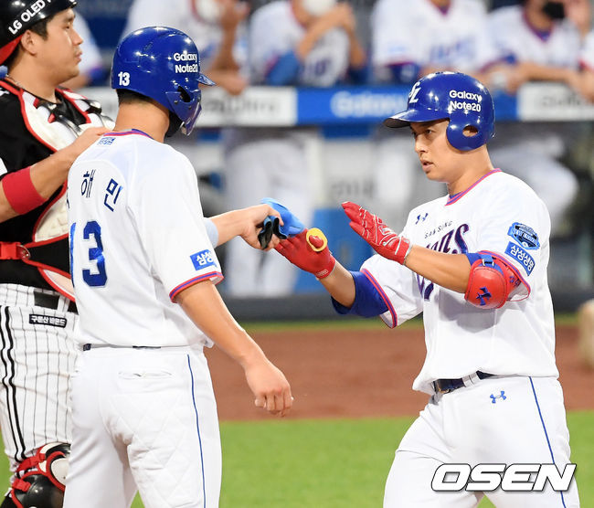 1회말 2사 주자 1,3루 삼성 김헌곤이 좌월 스리런 홈런을 날린 후 홈을 밟고 있다. / rumi@osen.co.kr