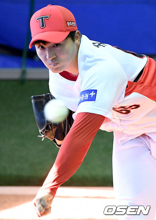8일 오후 KIA타이거즈가 광주 KIA챔피언스필드에서 2021 스프링캠프 훈련을 가졌다. KIA 장민기가 불펜피치을 하고 있다./ksl0919@osen.co.kr