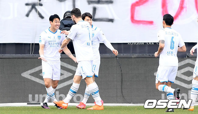 21일 오후 성남 탄천종합운동장에서 '하나원큐 K리그1 2021' 6라운드 성남FC와 포항스틸러스의 경기가 열렸다. 전반 포항 송민규가 선제골을 넣은 뒤 동료들과 기뻐하고 있다. /cej@osen.co.kr