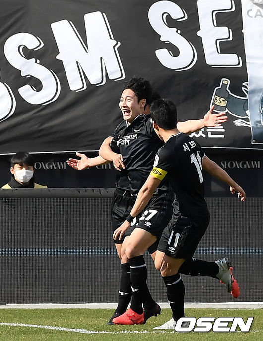 21일 오후 성남 탄천종합운동장에서 '하나원큐 K리그1 2021' 6라운드 성남FC와 포항스틸러스의 경기가 열렸다. 이날 경기는 성남이 포항을 상대로  2-1 승리를 거뒀다.후반 성남 이중민(27번)이 역전골을 성공한 뒤 환호하고 있다. /cej@osen.co.kr