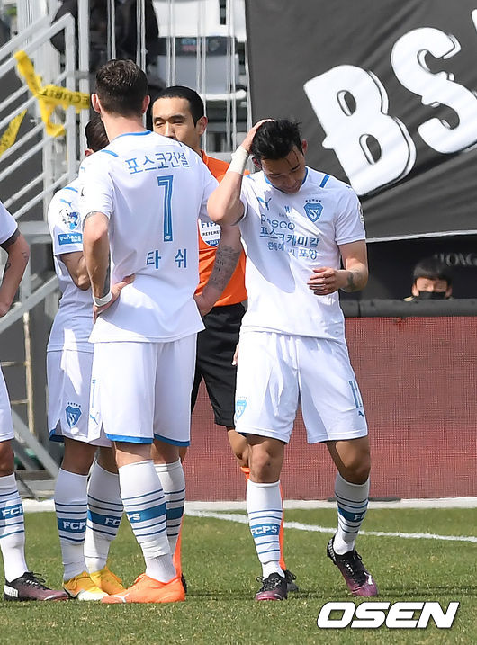 21일 오후 성남 탄천종합운동장에서 '하나원큐 K리그1 2021' 6라운드 성남FC와 포항스틸러스의 경기가 열렸다. 전반 포항 송민규가 레드카드를 받은 뒤 퇴장하고 있다. /cej@osen.co.kr