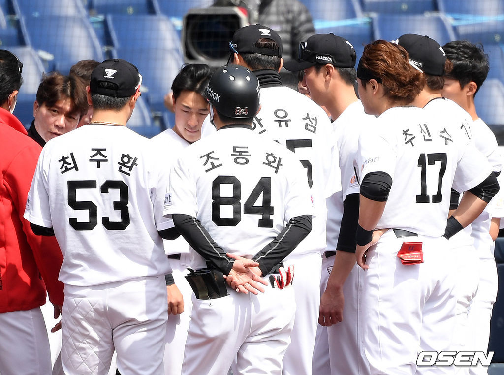  SSG 랜더스 외야수 추신수가 21일 창원 NC파크에서 열린 NC 다이노스와의 시범경기에 앞서 팀 미팅을 갖고 있다./sunday@osen.co.kr