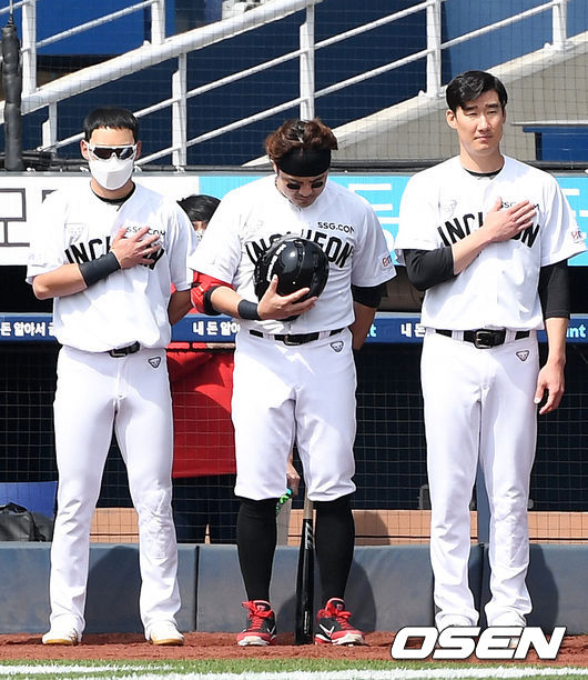  SSG 랜더스 외야수 추신수가 21일 창원 NC파크에서 열린 NC 다이노스와의 시범경기에 앞서 애국가를 부르고 있다./sunday@osen.co.kr