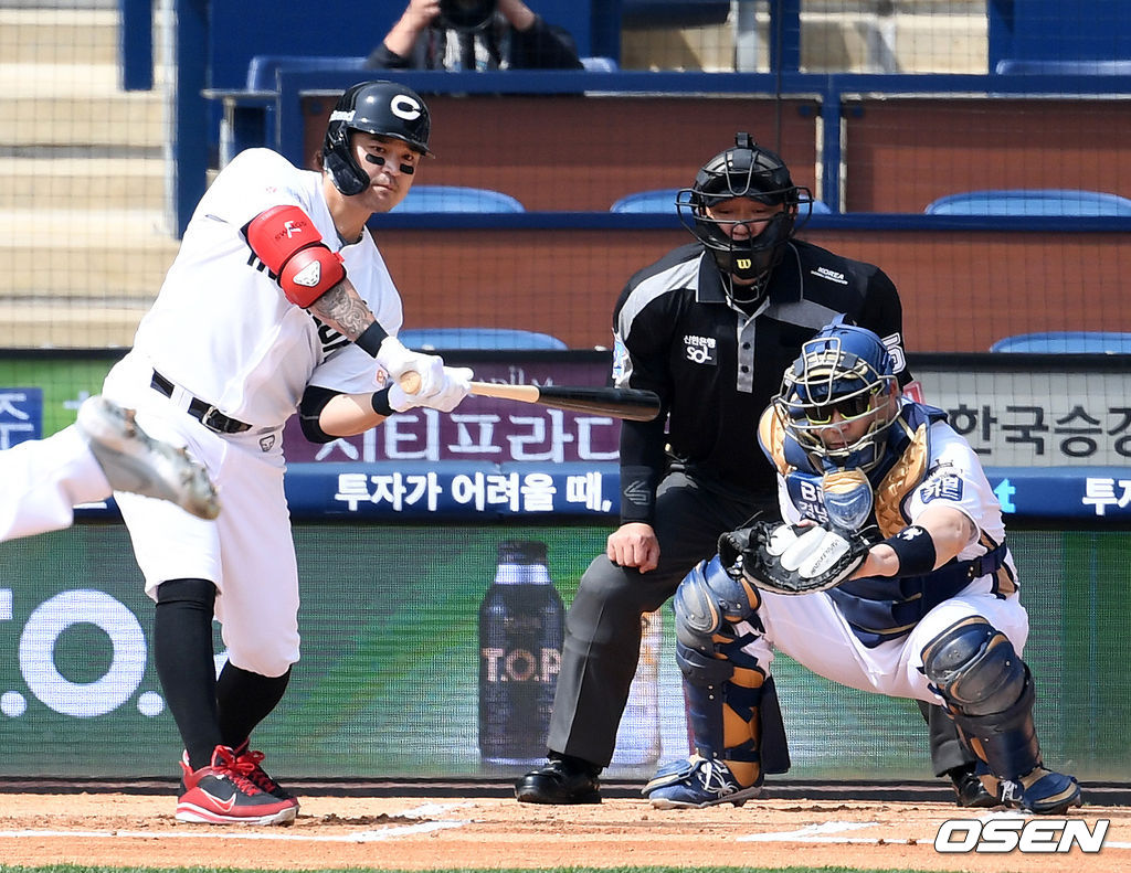  SSG 랜더스 외야수 추신수가 21일 창원 NC파크에서 열린 NC 다이노스와의 시범경기에서 1회초 무사 1루 상황 NC 파슨스에게 루킹 삼진을 당하고 있다./sunday@osen.co.kr