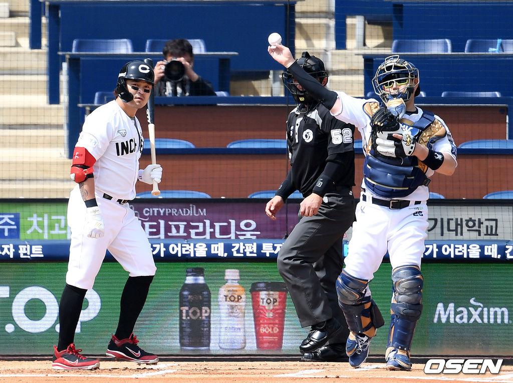  SSG 랜더스 외야수 추신수가 21일 창원 NC파크에서 열린 NC 다이노스와의 시범경기에서 1회초 무사 1루 상황 NC 파슨스에게 루킹 삼진으로 물러나고 있다./sunday@osen.co.kr