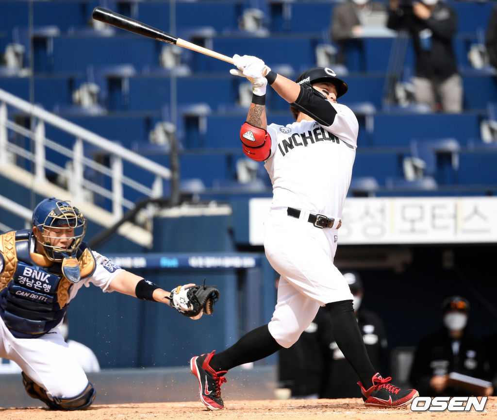  SSG 랜더스 외야수 추신수가 21일 창원 NC파크에서 열린 NC 다이노스와의 시범경기에서 3회초 무사 1루 상황서 NC 파슨스에게 헛스윙 삼진을 당하고 있다./sunday@osen.co.kr