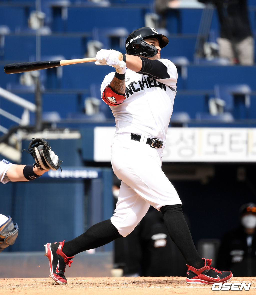  SSG 랜더스 외야수 추신수가 21일 창원 NC파크에서 열린 NC 다이노스와의 시범경기에서 3회초 무사 1루 상황서 NC 파슨스에게 헛스윙 삼진을 당하고 있다./sunday@osen.co.kr