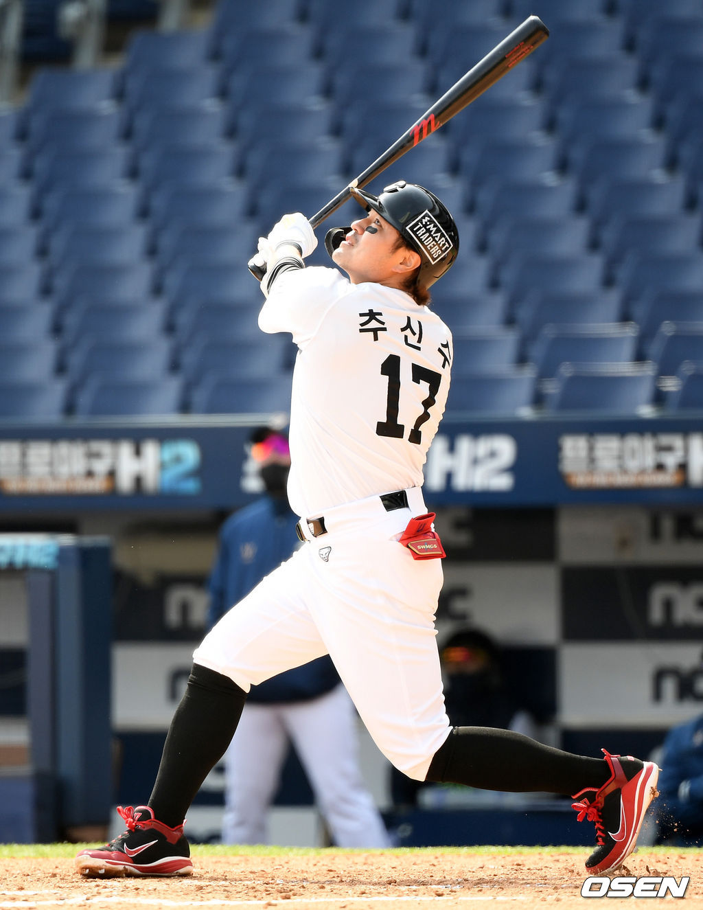  SSG 랜더스 외야수 추신수가 21일 창원 NC파크에서 열린 NC 다이노스와의 시범경기에서 5회초 1사에서 NC 송명기를 상대 외야플라이로 물러나고 있다./sunday@osen.co.kr