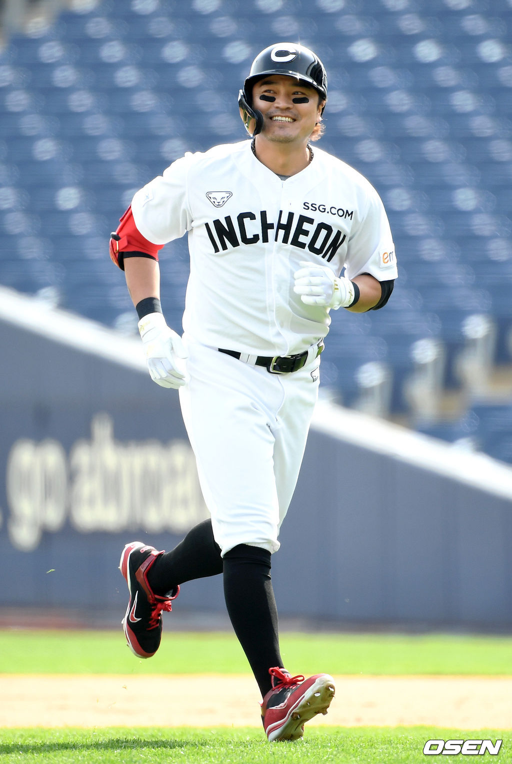  SSG 랜더스 외야수 추신수가 21일 창원 NC파크에서 열린 NC 다이노스와의 시범경기에서 5회초 1사에서 NC 송명기를 상대 외야플라이로 물러나며 아쉬운 미소를 짓고 있다./sunday@osen.co.kr