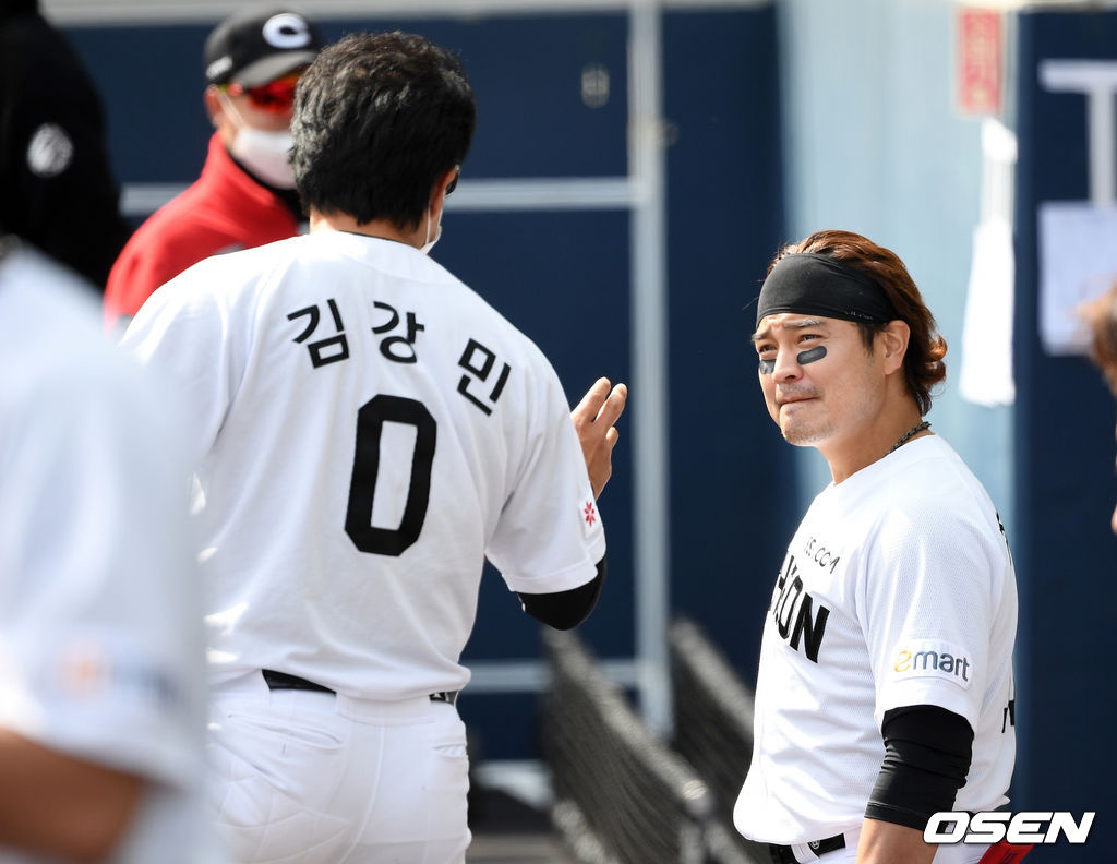  SSG 랜더스 외야수 추신수가 21일 창원 NC파크에서 열린 NC 다이노스와의 시범경기에서 세번의 타석을 모두 소화하고 더그아웃에서 김강민과 이야기를 나누고 있다./sunday@osen.co.kr