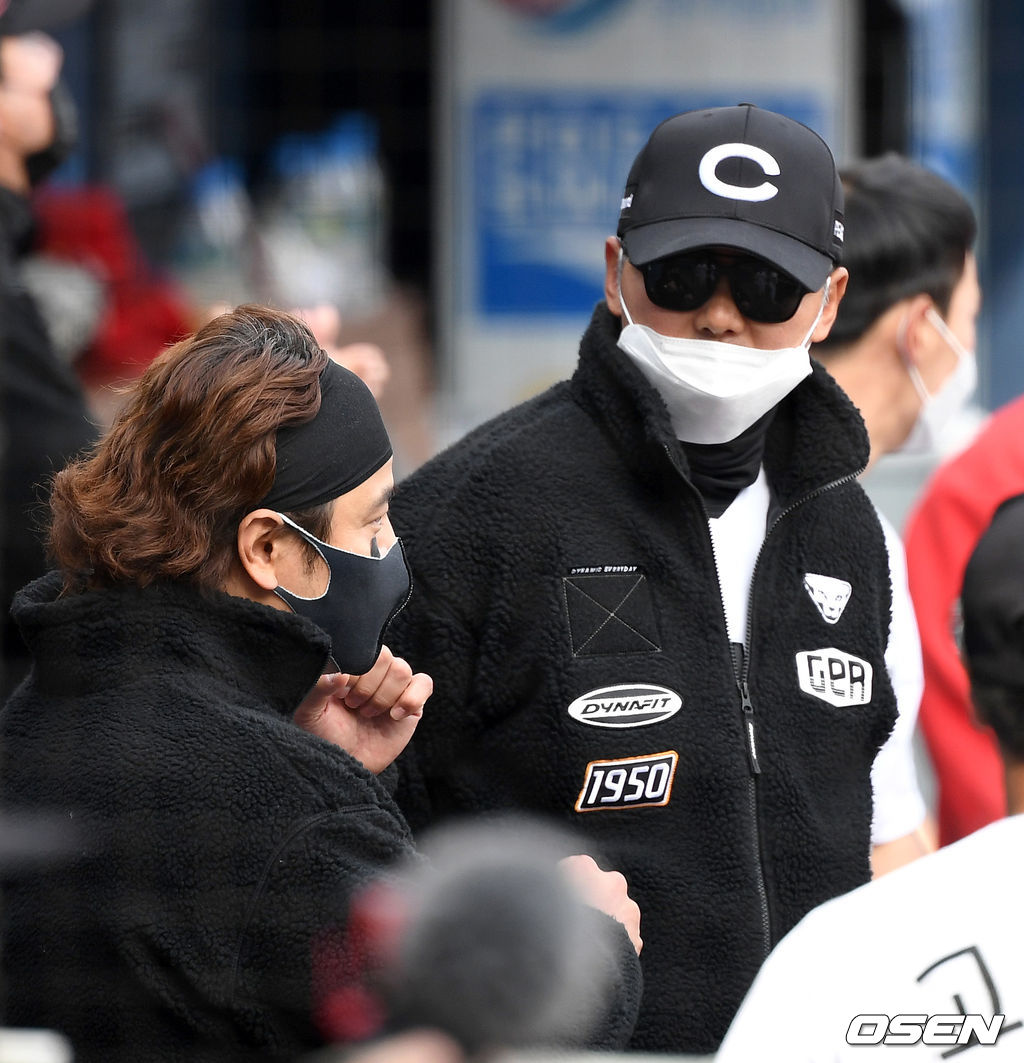  SSG 랜더스 외야수 추신수가 21일 창원 NC파크에서 열린 NC 다이노스와의 시범경기에서 세번의 타석을 모두 소화하고 더그아웃에서 김원형 감독과 이야기하고 있다./sunday@osen.co.kr