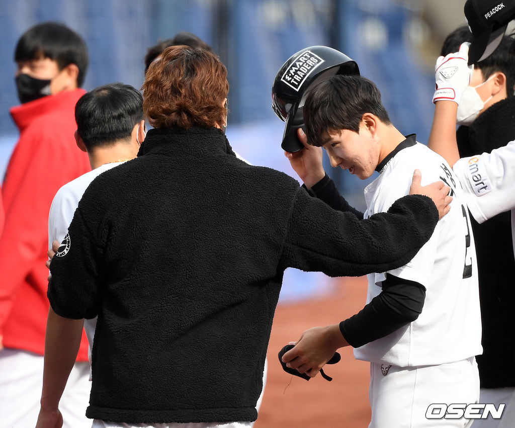  SSG 랜더스 외야수 추신수가 21일 창원 NC파크에서 열린 NC 다이노스와의 시범경기 종료 후 후배 선수들을 격려하고 있다./sunday@osen.co.kr