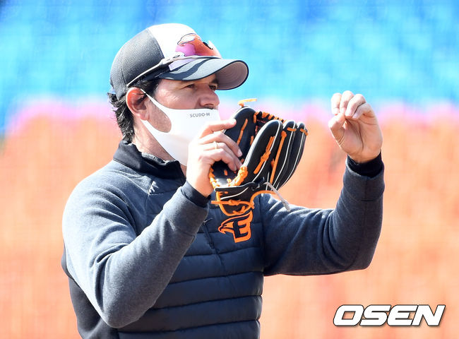 한화 수베로 감독이 선수들을 지도하고 있다. /sunday@osen.co.kr