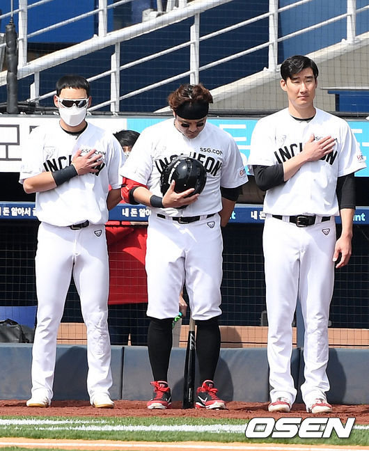 21일 창원NC파크에서 2021년 KBO리그 NC 다이노스와 SSG 랜더스의 시범경기가 열렸다.경기에 앞서 SSG 추신수가 애국가를 부르고 있다. /sunday@osen.co.kr