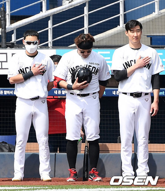  SSG 랜더스 외야수 추신수가 21일 창원 NC파크에서 열린 NC 다이노스와의 시범경기에 앞서 애국가를 부르고 있다./sunday@osen.co.kr