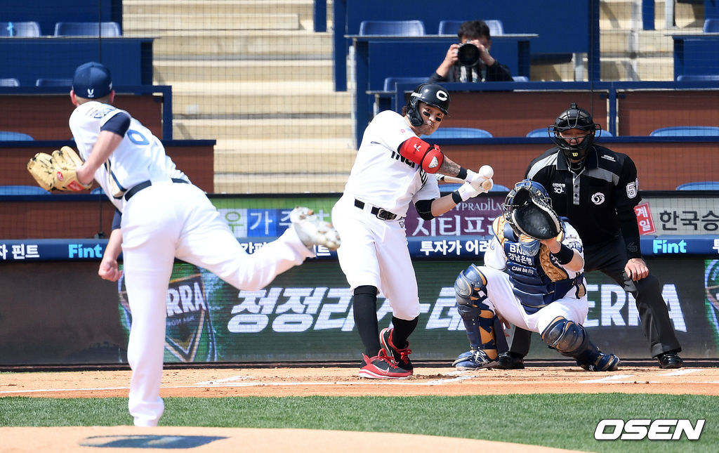  SSG 랜더스 외야수 추신수가 21일 창원 NC파크에서 열린 NC 다이노스와의 시범경기에서 1회초 무사 1루 상황 NC 파슨스의 볼을 지켜보고 있다./sunday@osen.co.kr