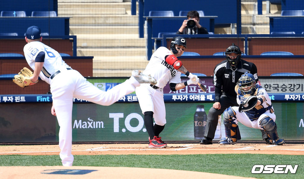  SSG 랜더스 외야수 추신수가 21일 창원 NC파크에서 열린 NC 다이노스와의 시범경기에서 1회초 무사 1루 상황 NC 파슨스의 패스트볼에 스윙을 하고 있다./sunday@osen.co.kr