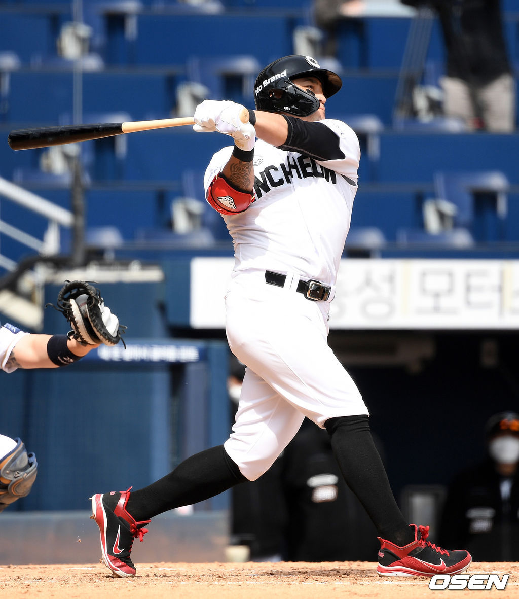  SSG 랜더스 외야수 추신수가 21일 창원 NC파크에서 열린 NC 다이노스와의 시범경기에서 3회초 무사 1루 상황서 NC 파슨스에게 헛스윙 삼진을 당하고 있다./sunday@osen.co.kr