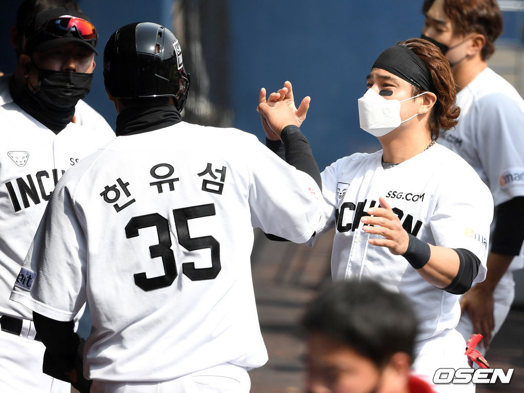  SSG 랜더스 외야수 추신수가 21일 창원 NC파크에서 열린 NC 다이노스와의 시범경기에서 4회초 1사 1루서 최지훈의 적시타때 홈을 밟은 한유섬과 하이파이브를 하고있다./sunday@osen.co.kr