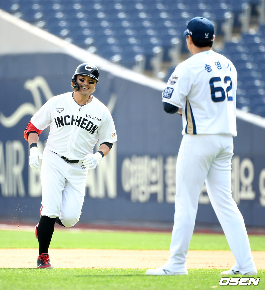  SSG 랜더스 외야수 추신수가 21일 창원 NC파크에서 열린 NC 다이노스와의 시범경기에서 5회초 1사에서 NC 송명기를 상대 외야플라이로 물러나며 아쉬운 미소를 짓고 있다./sunday@osen.co.kr