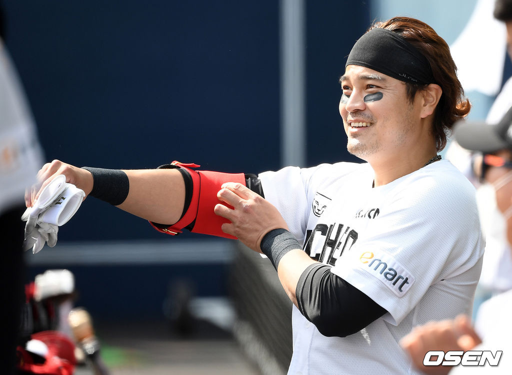  SSG 랜더스 외야수 추신수가 21일 창원 NC파크에서 열린 NC 다이노스와의 시범경기에서 세번의 타석을 모두 소화하고 더그아웃에서 미소짓고 있다./sunday@osen.co.kr