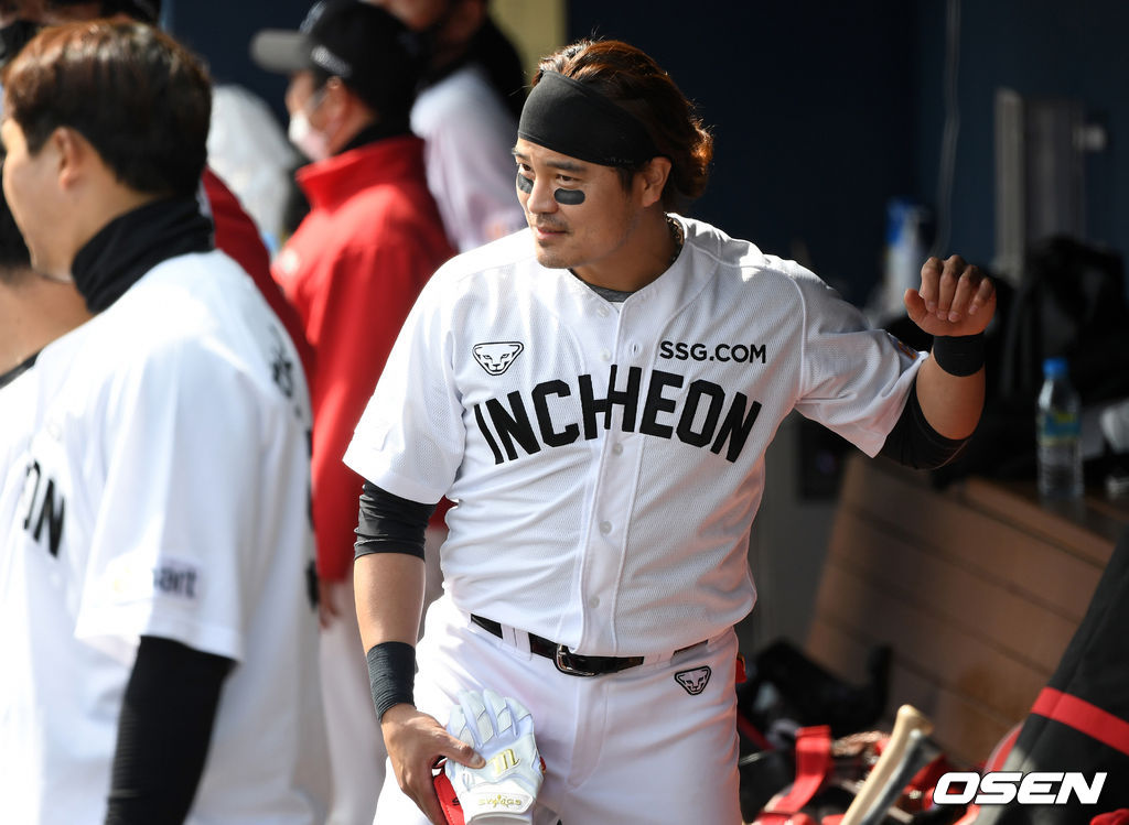  SSG 랜더스 외야수 추신수가 21일 창원 NC파크에서 열린 NC 다이노스와의 시범경기에서 세번의 타석을 모두 소화하고 더그아웃에서 복기하고 있다./sunday@osen.co.kr