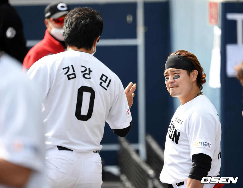  SSG 랜더스 외야수 추신수가 21일 창원 NC파크에서 열린 NC 다이노스와의 시범경기에서 세번의 타석을 모두 소화하고 더그아웃에서 김강민과 이야기를 나누고 있다./sunday@osen.co.kr