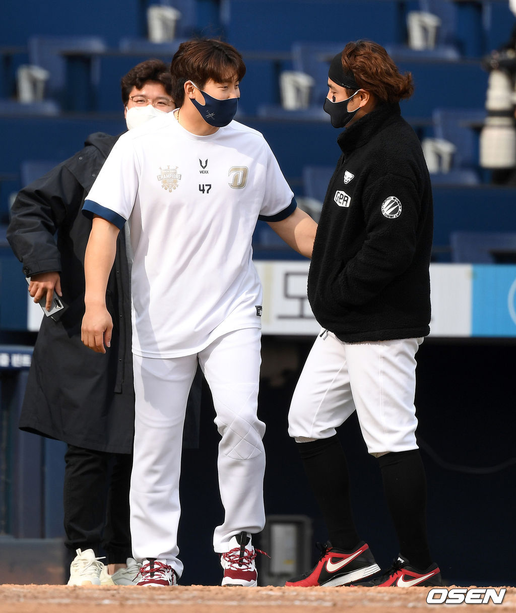  SSG 랜더스 외야수 추신수가 21일 창원 NC파크에서 열린 NC 다이노스와의 시범경기 종료 후 NC 나성범과 이야기를 나누고 있다./sunday@osen.co.kr