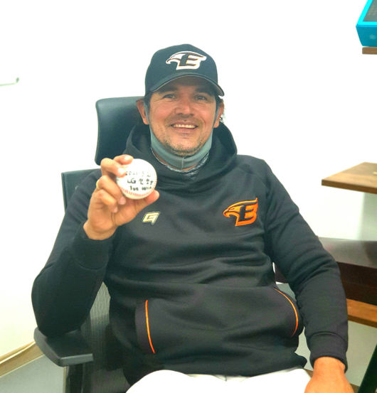 [사진] 한화 수베로 감독이 시범경기 첫 승 기념구를 들고 환하게 웃고 있다. /한화 이글스 제공