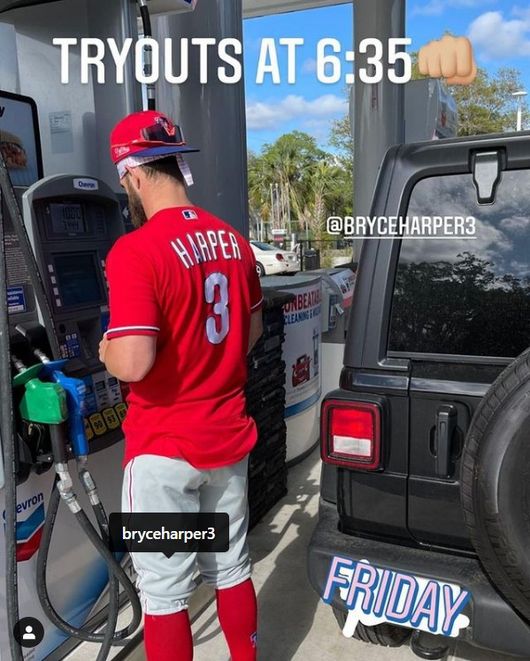 [사진] 필라델피아 브라이슨 스토트가 직접 찍어 인스타그램에 올린 브라이스 하퍼의 기름 넣는 모습. <mlbcut4 인스타그램 캡처>