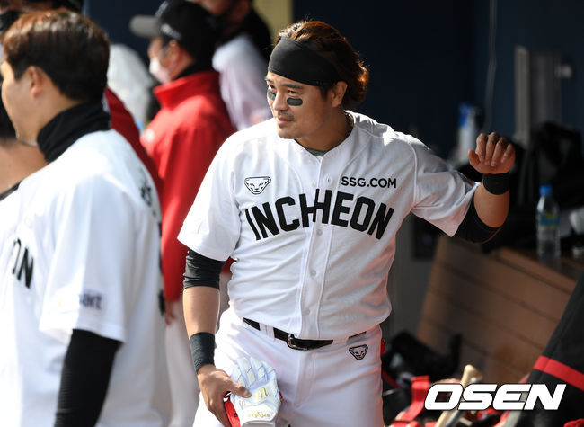 21일 창원NC파크에서 2021년 KBO리그 NC 다이노스와 SSG 랜더스의 시범경기가 열렸다.5회초 1사에서 SSG 추신수가 외야플라이로 물러나며 더그아웃에서 팔스윙을 하고 있다. /sunday@osen.co.kr