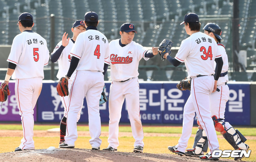 승리를 거둔 롯데 선수단이 기뻐하고 있다. /youngrae@osen.co.kr