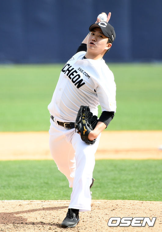 21일 창원NC파크에서 2021년 KBO리그 NC 다이노스와 SSG 랜더스의 시범경기가 열렸다.5회말 SSG 이건욱이 역투하고 있다. /sunday@osen.co.kr